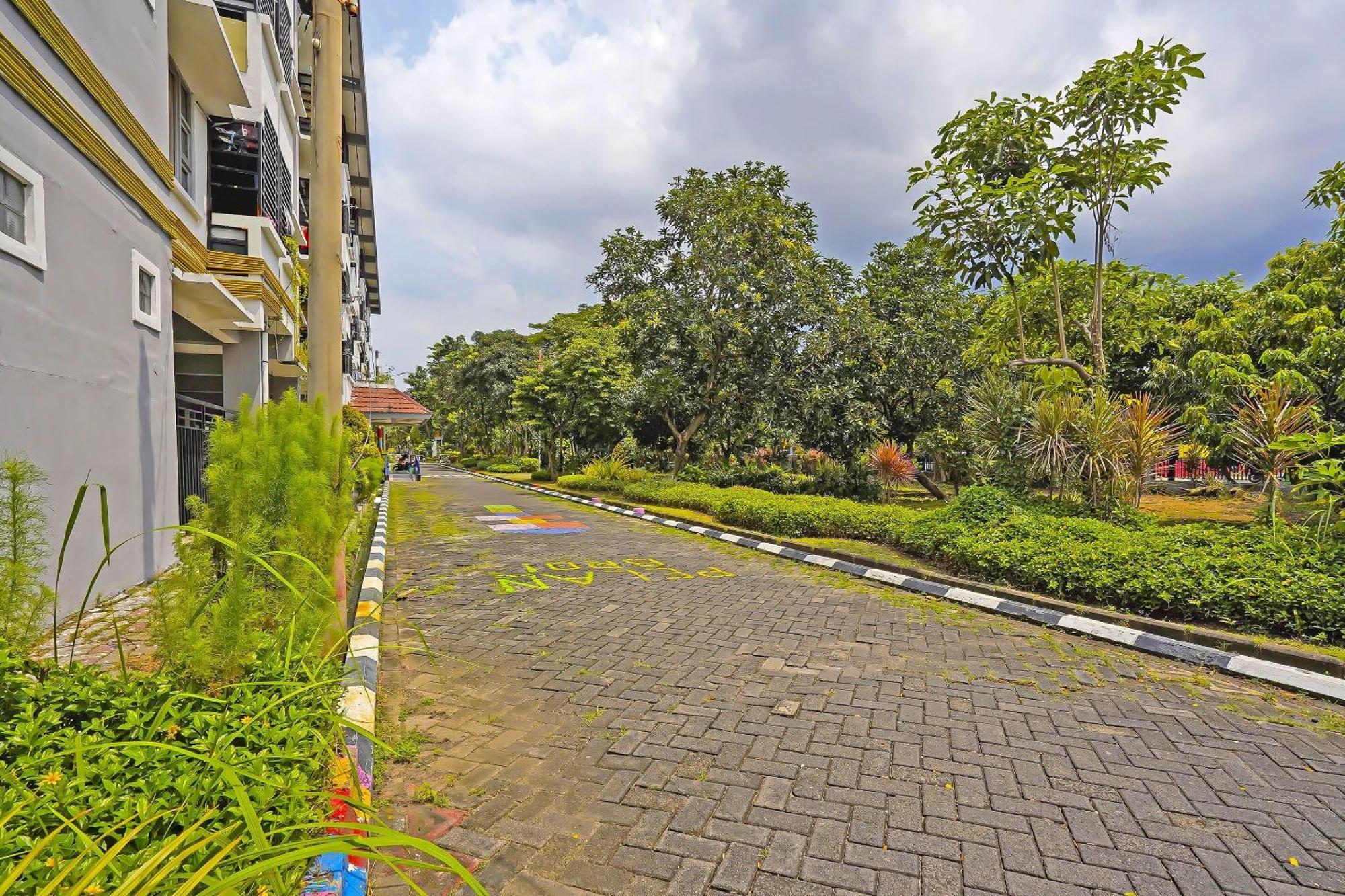 Oyo Life 92474 Penginapan Rusunawa II Malang Exterior photo