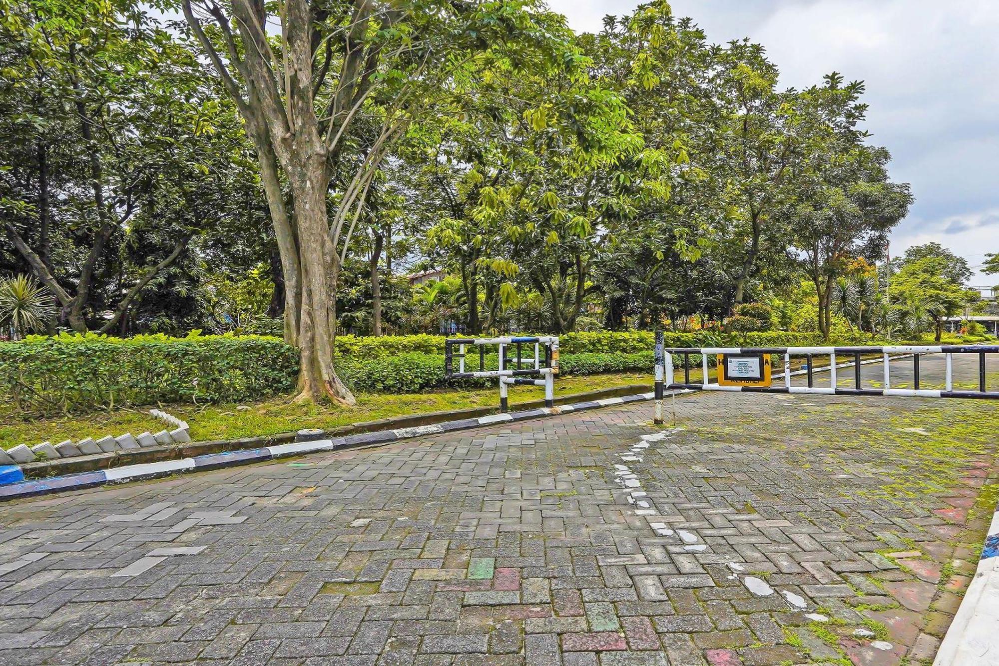 Oyo Life 92474 Penginapan Rusunawa II Malang Exterior photo